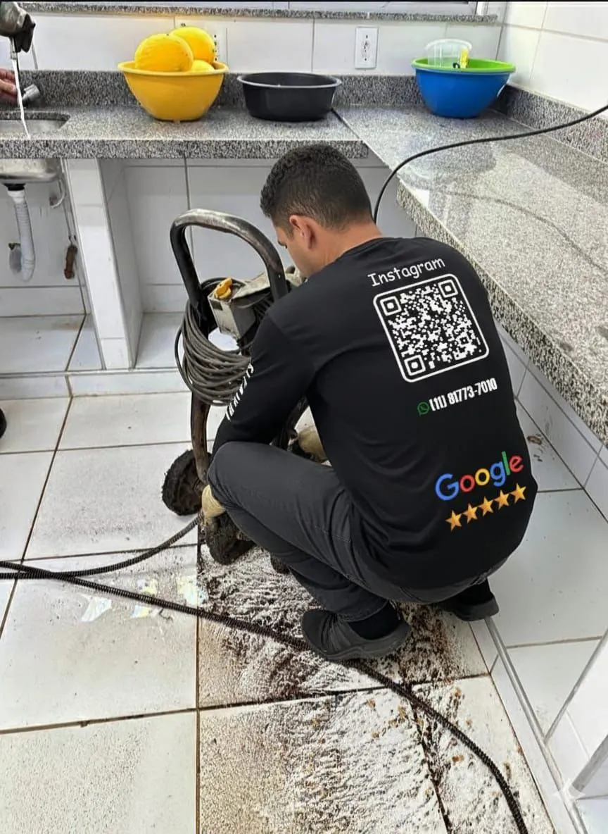 Serviço de desentupimento em andamento